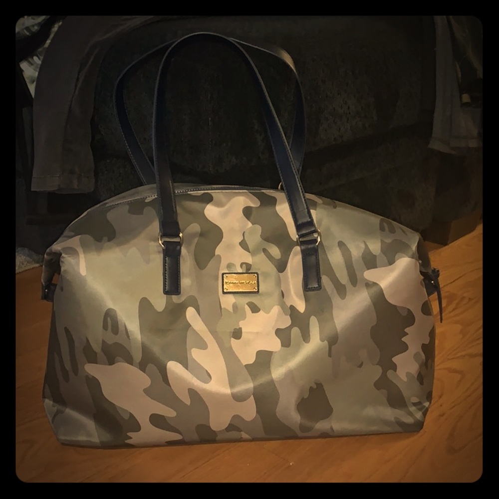 Tommy Hilfiger Camo XL weekender...NWOT⭐️